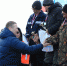 Лидер ненецких единороссов Денис Гусев вручает победителям гонок награды - Единая Россия